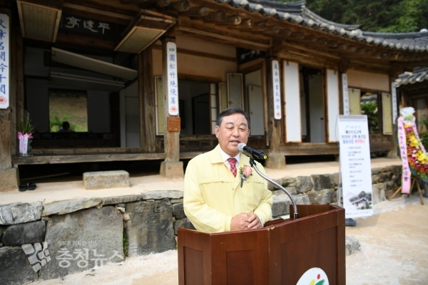 황선봉 예산군수가 수당고택 활용사업 개막식에서 인사말을 하는 모습