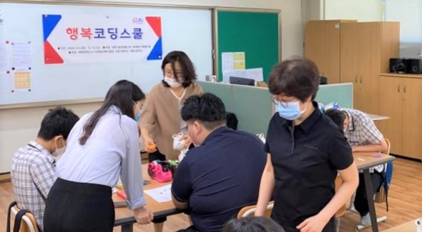 6~8월 대전구봉고‧괴정고 특수학습 학생들을 대상으로 ‘장애청소년행복코딩스쿨’로 4차 산업혁명 가치 확산에 나선다.