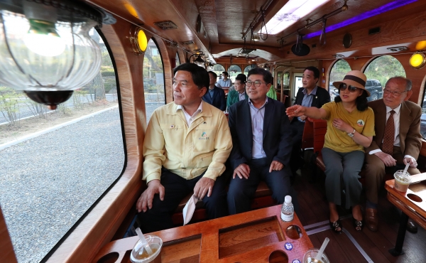 황인호 동구청장과 민간협의체 구성원들이 트롤리버스에 탑승하여 대청호 마을버스 운행에 관하여 의견을 나누고 있다.