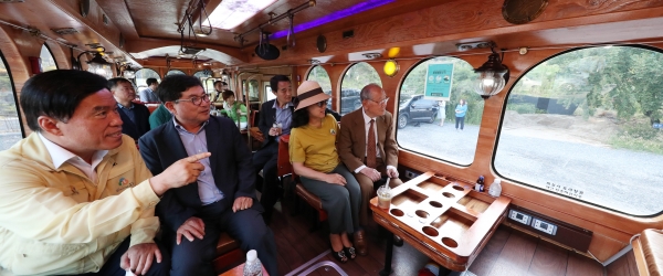 황인호 동구청장과 민간협의체 구성원들이 트롤리버스에 탑승하여 대청호 마을버스 운행에 관하여 의견을 나누고 있다.