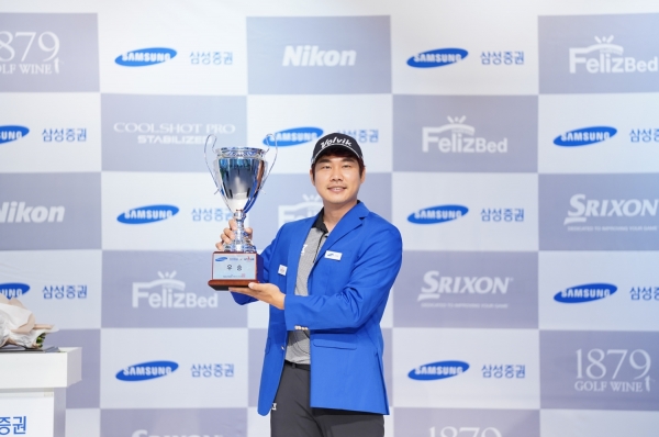 ‘2020 삼성증권 GTOUR 남자대회 2차 결선 시상식에서 우승자 김민수가 우승컵을 들어올리고 있다