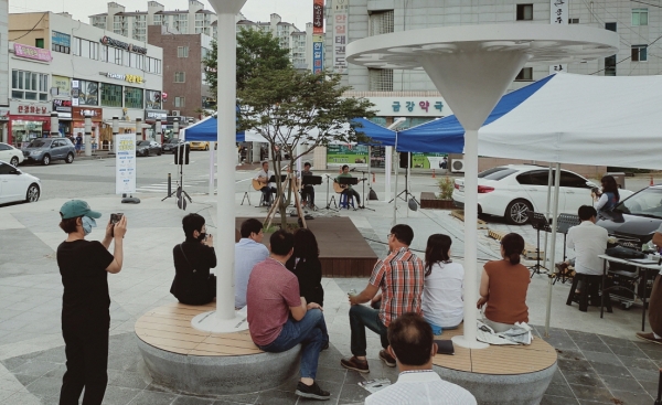 지난 시민과 함께하는 버스킹 장면