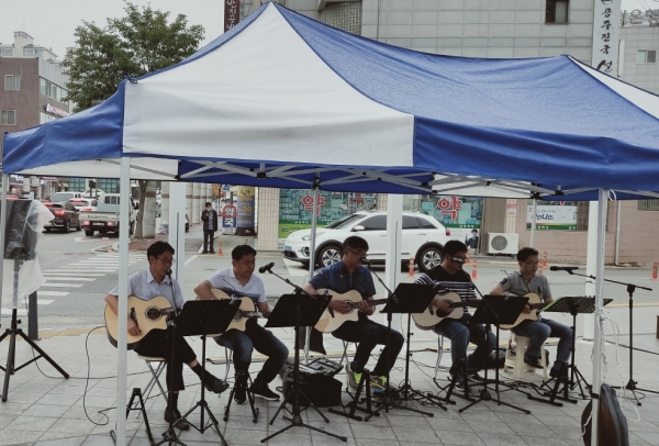 지난 시민과 함께하는 버스킹 장면