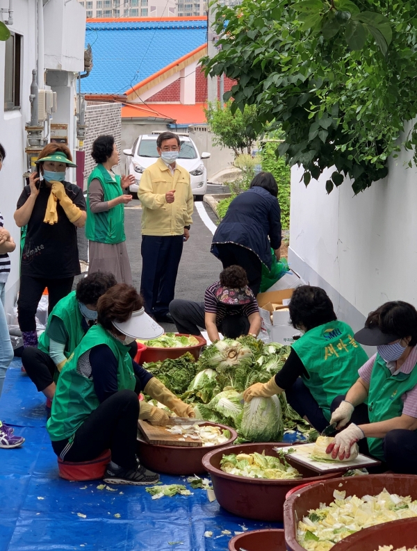새마을부녀회, 홀몸 어르신 위한 김치 담그기 행사 진행