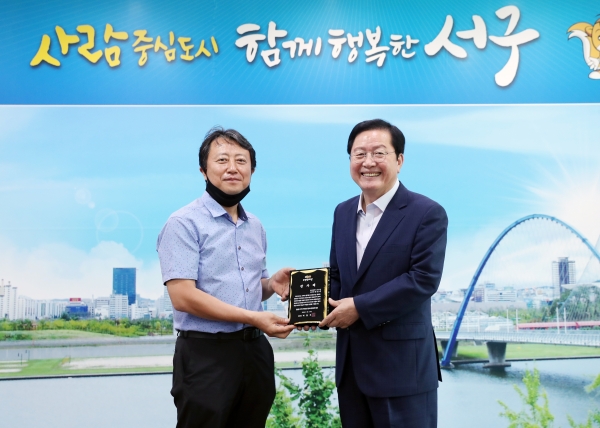 장종태 서구청장이 15일 서구청 장태산실에서 탄방동2구역 주택재건축정비사업 조합(조합장 박동우)으로부터 감사패를 수여받았다.