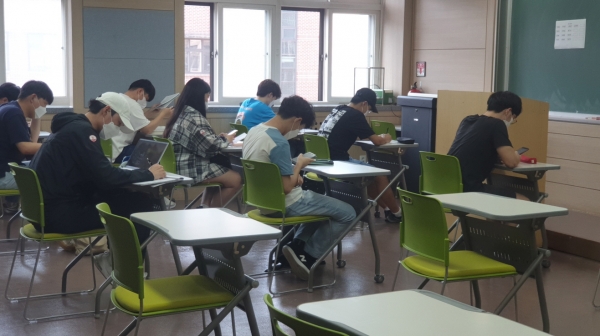 15일 한밭대 정보기술대학에서 전자․제어공학과 학생들이 1학기 대면평가를 치르기 위해 시험장에서 대기하고 있다.