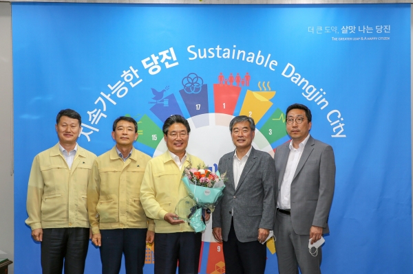 오른쪽 두 번째 한국어촌어항공단 최명용 이사장, 오른쪽 끝 공단 정영복 어촌뉴딜팀장