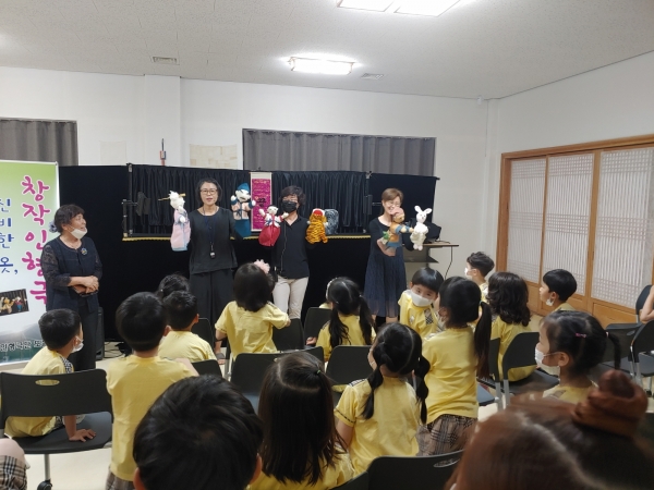 지난 12일 한산모시짜기 국가중요무형문화재 방연옥 여사와 인형극단 또봄이 함께하는 어린이 인형극 ‘신비한 옷’ 1회 공연 모습