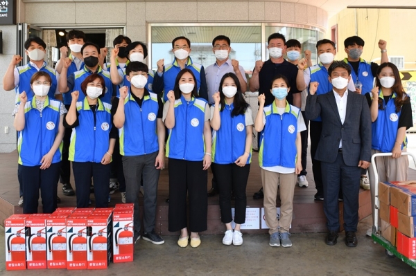 16일 자매결연을 맺은 대전 도마큰시장을 방문, 전통시장 장보기 행사와 함께 시장 상인들 및 이용객 안전을 위한 안전예방 활동을 실시했다. (사진 두번째줄 왼쪽 네번째 조용만 사장)