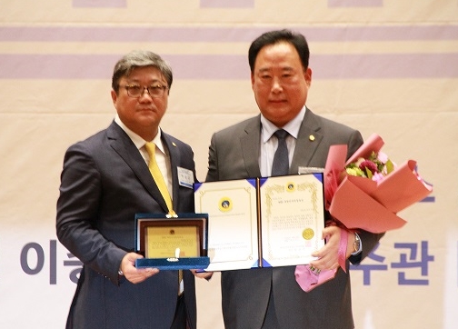 더불어민주당 어기구(오른쪽) 의원이 16일 대한민국 의정대상을 수상했다.