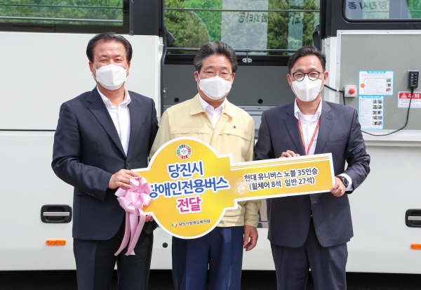 장애인전용버스 장애인복지관에 전달/ 왼쪽부터 복지재단 왕현정 이사장, 김홍장 시장, 장애인복지관 정춘진 관장