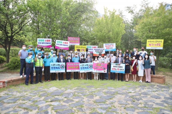 17일 천안시가 교통안전 캠페인을 펼쳐 박상돈 천안시장과 김미애 서북녹색어머니회장, 장동규 서북모범운전자회장, 김예환 삼운회교통대 회장이 캠페인 기념사진을 찍고 있다.