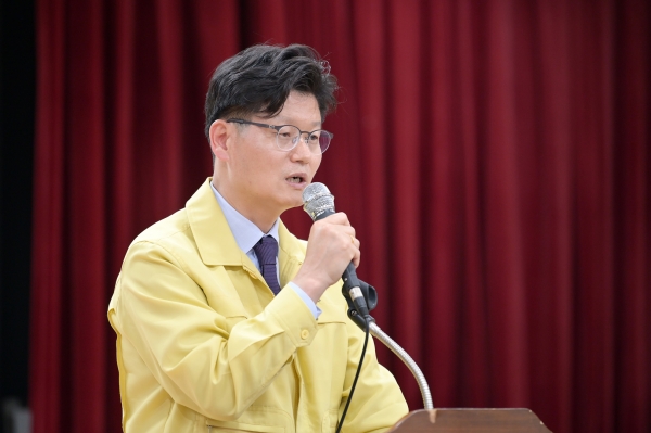 무령왕 동상 건립 시민 공청회에서 인사말하는 김정섭 시장