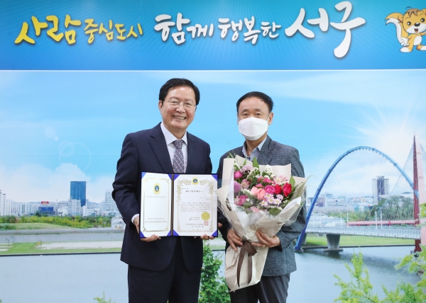 장종태 청장 지방자치행정대상 수상 모습