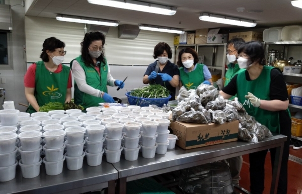 17일 전민동 행정복지센터에서 동 새마을부녀회 회원들이 관내 소외계층에 전달할 반찬을 직접 만들고 있다