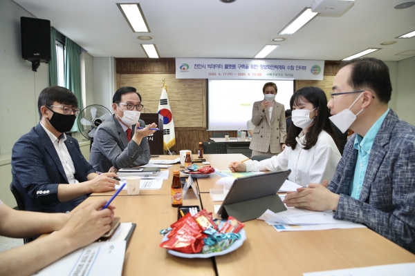 빅데이터 플랫폼 구축 직원 인터뷰를 하고 있는 박상돈 시장