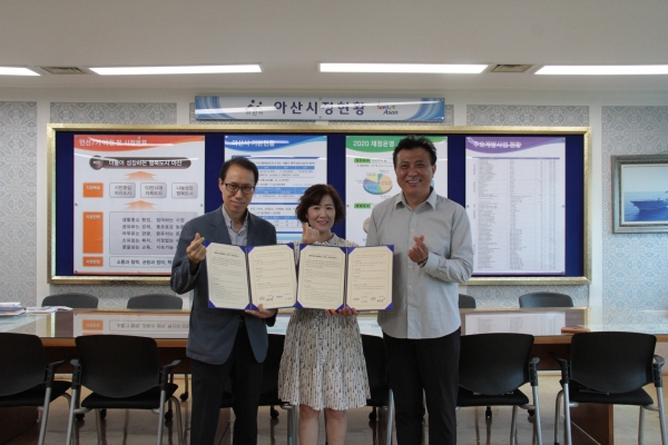 김현명·이영희 부부가 윤찬수 부시장과 협약체결 후 기념사진을 촬영하고 있다.