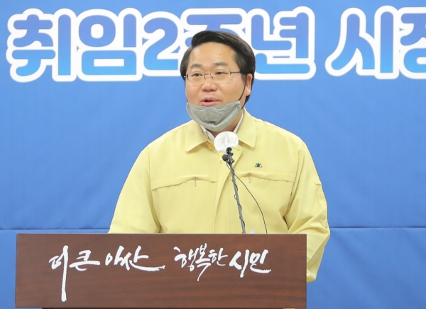 민선7기 2주년 온라인 브리핑을 하고 있는 오세현 아산시장