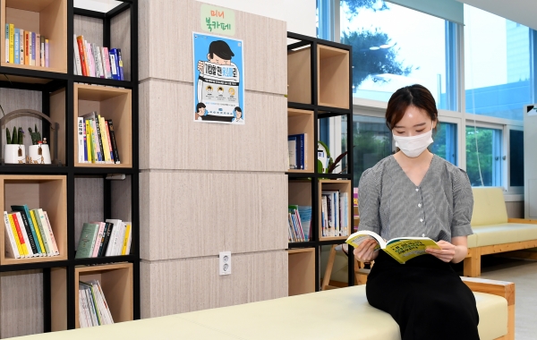 18일 본관 1층 종합민원실에서 미니북카페 운영 시작