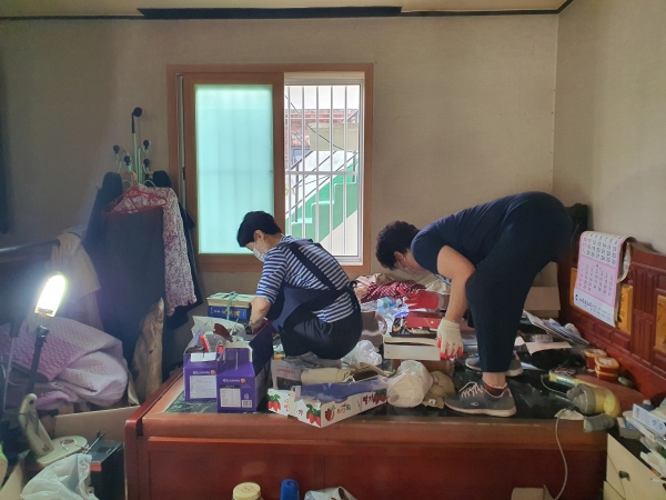 18일 변동 찾아가는 복지전담팀은 변동 지역사회보장협의체 위원 및 파랑새봉사단 회원들과 함께 혼자 사는 김00 어르신(80세, 지체장애)의 집 대청소를 했다