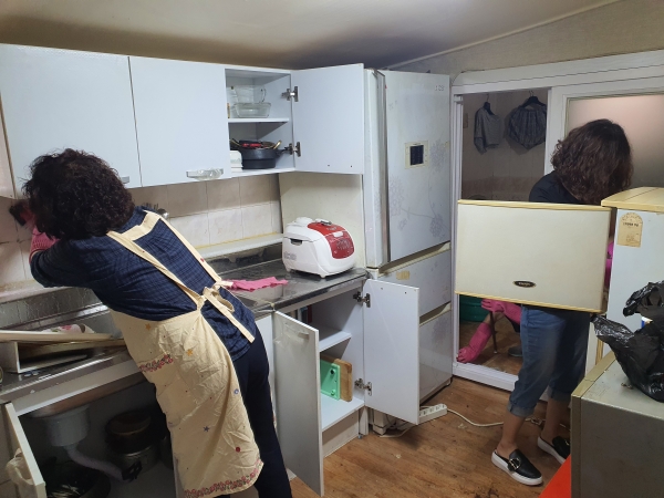 18일 변동 찾아가는 복지전담팀은 변동 지역사회보장협의체 위원 및 파랑새봉사단 회원들과 함께 대청소 봉사