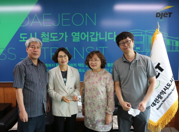 김추자 경영이사가 월평초등학교 김향숙 교감에게 감사패를 전달 받았다