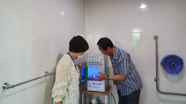 18일 담당공무원이 휴먼시아11단지 경로당에 설치된 틀니살균세척기 점검 모습
