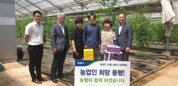 지난 8일 농업경영의 어려움으로 경제활동에 제약을 받고 있는 농업인을 찾아가 신용회복지원과 생필품을 전달하며 농업를 통해 재기의 꿈을 키우도록 도왔다.