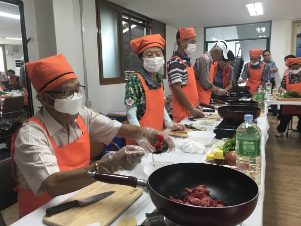 홀몸노인 위한 ‘은빛 요리교실’ 운영 모습