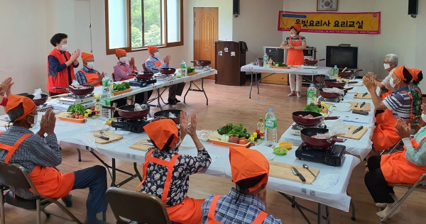홀몸노인 위한 ‘은빛 요리교실’ 운영 모습
