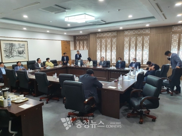 민주당 대전시의원 간담회 시작 전 모습.