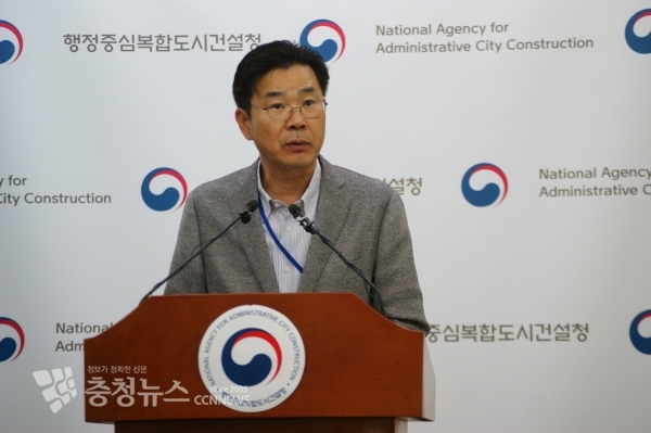 인사하는 김복환 행복청 기반시설국장 / 충청뉴스 최형순 기자