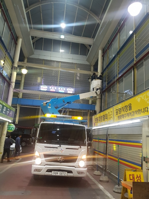 중앙시장 아케이드 내 보안등을 LED로 교체 완료