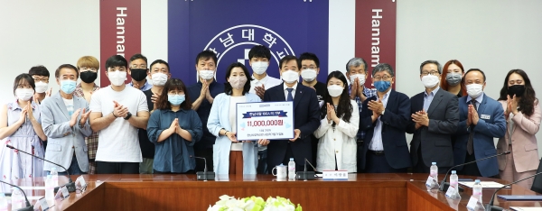 15개 사회적기업 대표들이 모은 발전기금 1100만원을 이광섭 총장에게 전달했다.