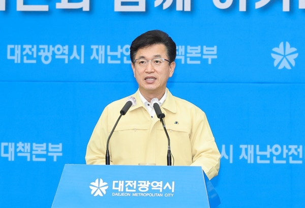 허태정 대전시장이 11일 시청 브리핑룸에서 행정명령을 발령하고 있다.