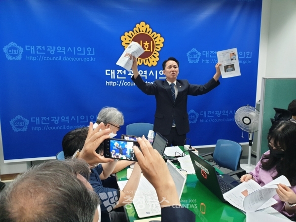 대전시의회 후반기 의장 내정을 주장하는 권중순 의원은 22일 시의회 기자실에서 기자회견을 갖고 "전반기 보직의원은 후반기 원 구성에서 빠지라"고 요구했다.