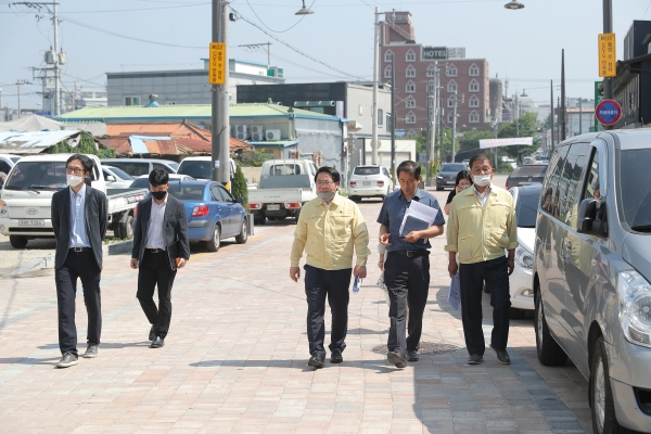 오세현 아산시장이 온천천 인근 양성평등거리를 찾아 사업진행 상황 등을 살피고 있다.