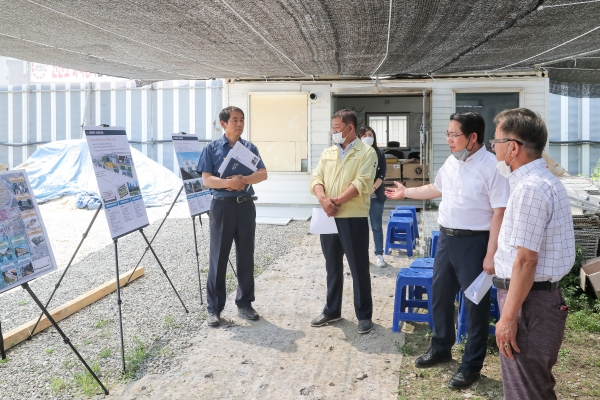 오세현 아산시장이 모산역 문화플랫폼·문화어울림 공사 현장에서 배방도시재생사업 전반에 관한 설명을 듣고 있다.