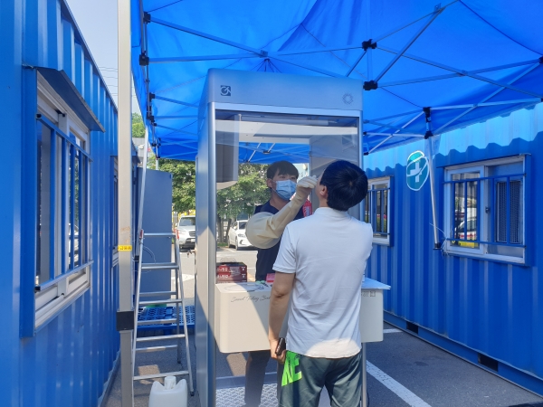 보건소 선별진료소에 설치한 이동식 검체부스에서 검사 실시하는 장면
