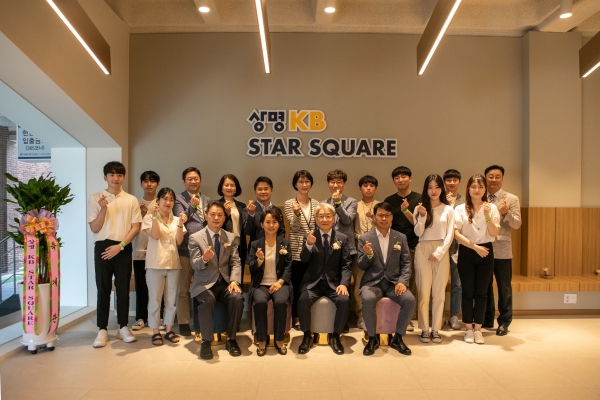 kb스타스퀘어 개관식 / 앞줄 맨 왼쪽부터 김기봉 천안캠퍼스 부총장, 윤도원 KB국민은행 충청지역영업그룹 대표, 백웅기 총장, 정해권 천안아산지역 본부장