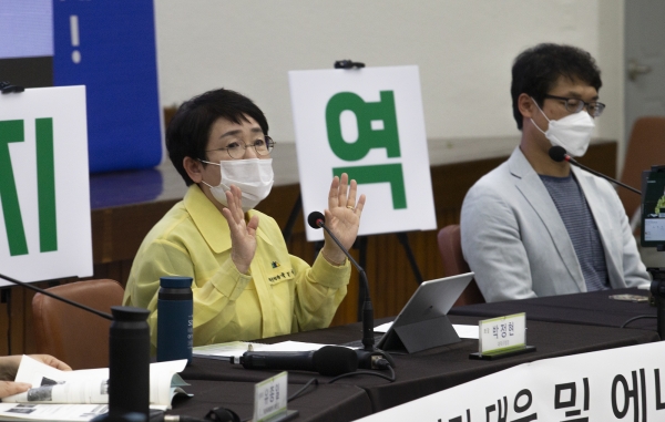 박정현 대덕구청장이 23일 대덕구청 청렴관에서 열린 ‘그린뉴딜 온라인 포럼’에서 좌장을 맡아 진행을 하고 있다.