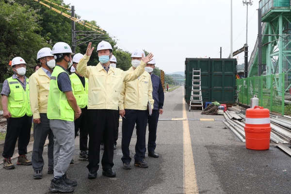한국철도시설공단 김상균 이사장(좌측 5번째)이 23일(화) 행신역 승강장 개량사업 현장을 방문하여 안전점검을 시행하고 현장관계자들을 독려하고 있다.
