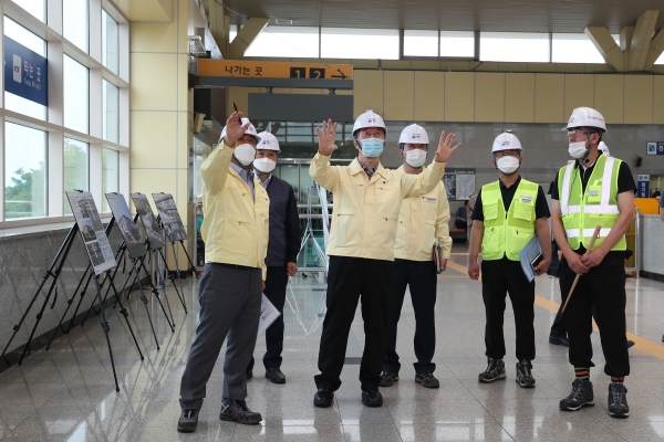 김상균 이사장(좌측 3번째)이 23일(화) 행신역 대합실 확장사업 현장을 방문하여 안전점검을 시행하고 현장관계자들을 독려하고 있다