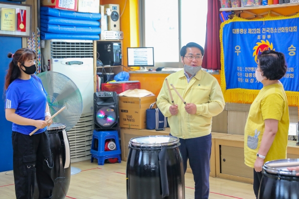 학생들이 등교 등으로 비어있는 태권도 체육관을 활용해 난타수업을 받고 있는 ‘배방자이두두리(난타)와 함께한 오세현 아산시장