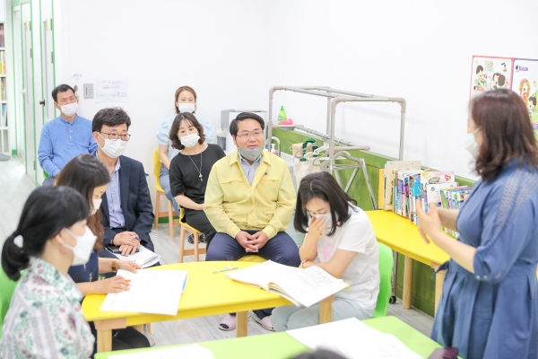 피아노를 배우다 중단했던 40~50대 주부들이 피아노를 다시 배우며 삶의 활력을 찾고 있는 탕정면 소재 피아노퀸즈 동아리와 함께한 오세현 아산시장