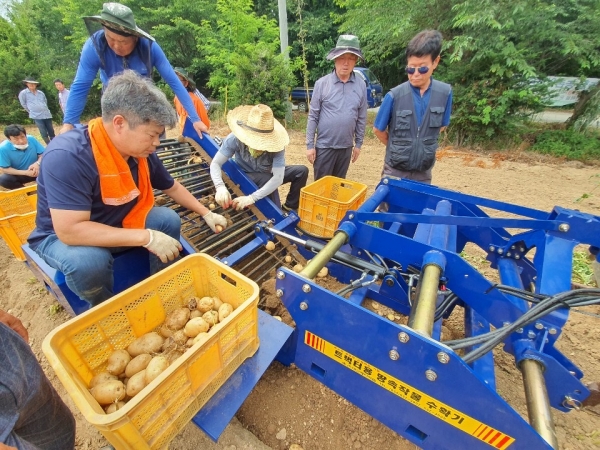 지난 23일 고대면 당진포2리회관에서 편이장비 문제점 개선방안에 대해 토론하는 고구마작목반 회원들