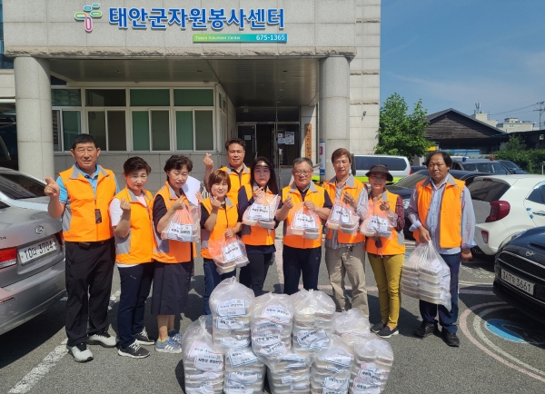 ‘사랑의 반찬’ 나눔 봉사 모습.