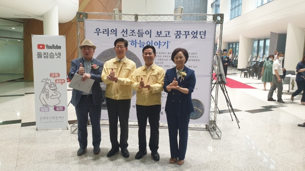 박정현 군수 돌아온_돌아와야 할 문화유산 사진전 개막식 참석 장면