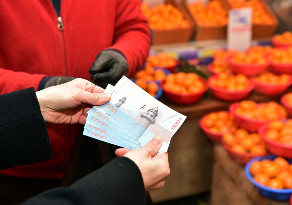 지역 전통시장에서 종이 지역사랑상품권을 사용하고 있는 모습
