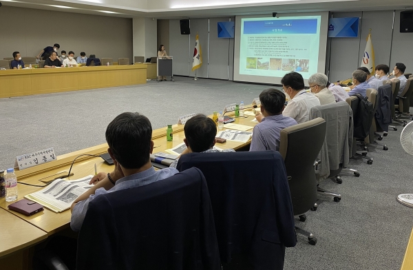 24일 나주본사에서 농촌마을활성화를 위한 KRC지역개발센터 토론회를 개최했다